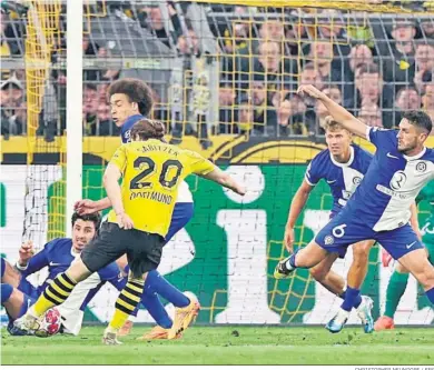  ?? CHRISTOPHE­R NEUNDORF / EFE ?? Sabitzer anota el cuarto y definitivo gol del Borussia Dortmund ante el Atlético.