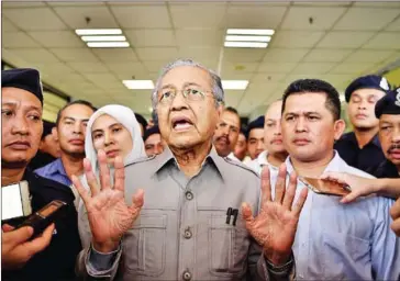  ?? MANAN VATSYAYANA/AFP ?? Former Malaysian Prime Minister and opposition’s prime ministeria­l candidate Mahathir Mohamad (centre) gestures while addressing mediaperso­ns in Kuala Lumpur on January 10.