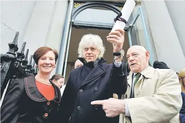  ??  ?? Geldof (centre) arrives to return his ‘Freedom of the City of Dublin’ with local councillor Mannix Flynn and Oonagh Casey of Dublin’s City Manager’s office, after saying he could not continue to hold the honour with Suu Kyi, in Dublin, Ireland. —...