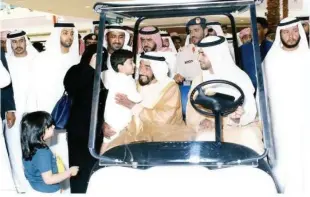  ??  ?? Sheikh Zayed embraces a child.