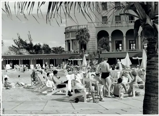  ??  ?? BELOW: Tourists swim and sunbathe at the elegant pool of the Hotel Nacional de Cuba in this image from the 1950s