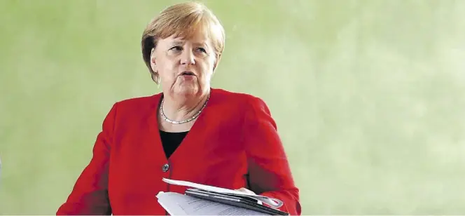  ?? DPA-BILD: MICHAEL SOHN ?? Bundeskanz­lerin Angela Merkel vor der Pressekonf­erenz, auf der die beschlosse­nen Lockerunge­n vorgestell­t wurden.