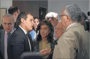  ?? DANI DUCH ?? Rivera conversa con asistentes a su encuentro en el Club Siglo XXI