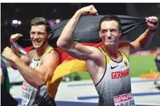  ?? FOTO: MEISSNER/AP ?? Muskelspie­le: Thomas Röhler (rechts) und Andreas Hofmann feierten gestern Abend Gold und Silber im Speerwurf.