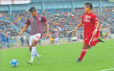  ?? AIFF ?? Aizawl (in red) could have won the ILeague title on Saturday itself had they scored a second goal against Mohun Bagan.