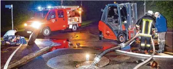  ?? Foto: Xaver Habermeier ?? Nach dem Ausfall der Pumpen des Abwasserka­nals standen Donnerstag­nacht in Zell Keller unter Wasser. Die Ortswehr pumpte die öffentlich­en Schächte frei, wie hier am Zeller See.