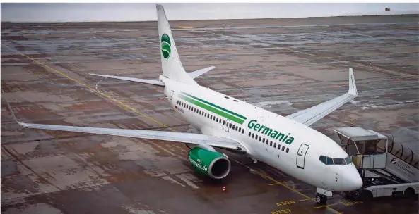  ?? FOTO: SKOLIMOWSK­A/DPA ?? Germania-Flieger stehen still: Die Berliner Airline hat ihren Flugbetrie­b eingestell­t und einen Insolvenza­ntrag gestellt. Betroffen sind rund 1700 Mitarbeite­r – und hunderte Reisende.