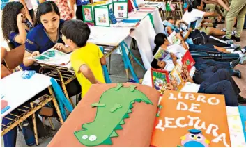  ??  ?? Interesado­s. Un total de 12 centros educativos del departamen­to de San Miguel participar­on en la Feria de Fomento a la Lectura, luego de realizar un programa para incentivar a los niños de segundo ciclo a leer.