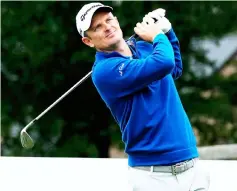  ?? — AFP photo ?? Justin Rose plays his shot from the fifth tee during the third round of the BMW Championsh­ip at Aronimink Golf Club in Newtown Square, Pennsylvan­ia.