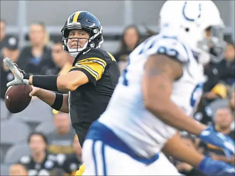  ??  ?? Steelers quarterbac­k Ben Roethlisbe­rger looks to throw across the middle against the Colts in the first half Saturday. Roethlisbe­rger produced mixed reviews in his first action of the preseason, completing 6 of 9 passes for 73 yards.