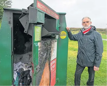  ??  ?? DAMAGE: Local councillor John Wincott at the clothes bank. Picture by Steve Brown.