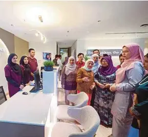  ?? (Foto BERNAMA) ?? Nancy melawat ruang klinik pada majlis Jalinan Kasih LPPKN 2024 dan perasmian Klinik Fertiliti LPPKN Full Paying Patient di Kuala Lumpur, semalam. Turut hadir, Pengerusi LPPKN, Datuk Seri Rohani Abdul Karim.