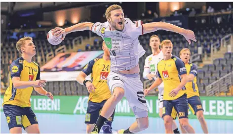  ?? FOTO: MARCO WOLF/IMAGO ?? Deutschlan­ds Philipp Weber (Mitte) springt im Spiel gegen Schweden zum Wurf aufs Tor ab.