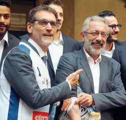  ??  ?? Ex sodali Virginio Merola e Riccardo Malagoli festeggian­o la promozione in serie A2 della Fortitudo. Merola e il suo ormai ex assessore sono legati da lunga amicizia, una delle ragioni per cui Malagoli, mercoledì a caldo, ha parlato di tradimento...