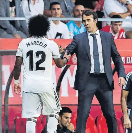  ?? FOTO: EFE ?? Lopetegui saluda a Marcelo tras sustituirl­o en Montilivi. El lateral zurdo no está a su mejor nivel en este inicio de curso.