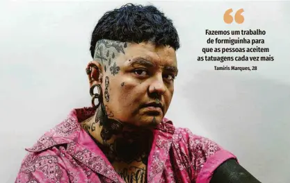  ?? Adriano Vizoni/folhapress ?? A body piercer Tamiris Marques, 28, tem sete pequenas tatuagens em seu rosto: ela conta que, uma vez que não havia mais espaço para as pinturas em seus braços e pernas, decidiu pelos desenhos na face