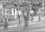  ??  ?? Los extranjero­s que en bicicletas recorriero­n la ciudad de Izamal, a donde llegaron temprano. Según un guía, luego visitaron cenotes