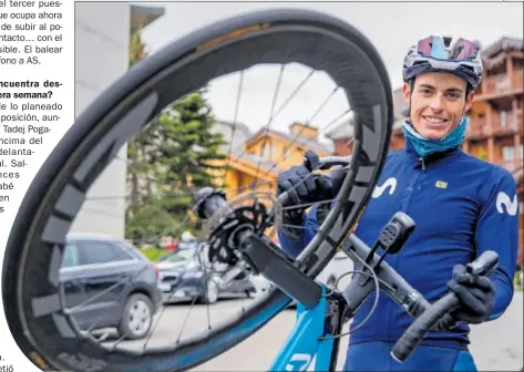  ??  ?? —¿Cómo se encuentra después de la primera semana?
Enric Mas posa para AS con su bicicleta en su hotel de Tignes.