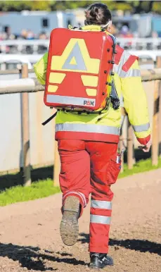  ?? FOTO: IMAGO ?? Sanitäter für einzelne Gemeinden sollen den Rettungsdi­enst entlasten.