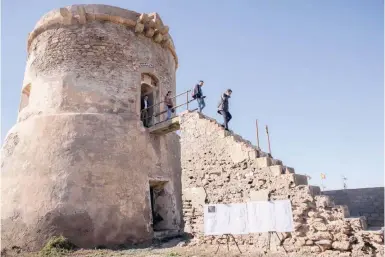  ?? Foto: Rathaus ?? Der im 18. Jahrhunder­t errichtete Turm, der dem Militär seinerzeit zur Überwachun­g der Küste diente, eröffnet einen weitreiche­nden Ausblick über die Bucht von Almería.