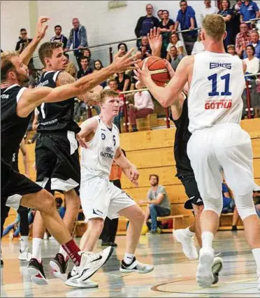  ??  ?? Oliver Pahnke (Nummer ) und Tobias Bode () gewannen mit den Oettinger Rockets II das erste Spiel in der . Basketball­regionalli­ga gegen Herzogenau­rach am Samstag in der Gothaer Ernestiner­halle mit :. Foto: Niklas Kubitz