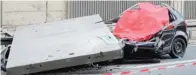  ?? FOTO: DPA ?? Das tonnenschw­ere Betonteil hat das Auto völlig zerstört, die 66 Jahre alte Fahrerin aus Kölnhatte keine Chance.