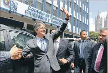  ?? RENÉ FRAGA / EXPRESO ?? Visita. Lasso recibió el saludo de varios ciudadanos en su visita a Quito.