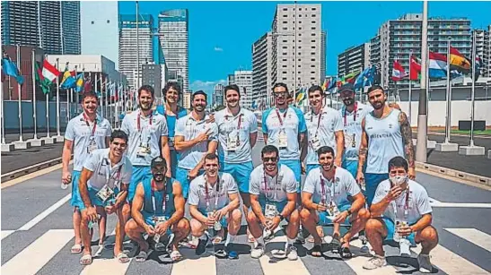 ??  ?? INSTALADOS. La Villa Olímpica abrió sus puertas el fin de semana y el selecciona­do de handball, entre otros argentinos, ya se instaló a la espera de su debut en Tokio.