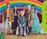  ??  ?? AL CINEMA Prima da destra, Awkwafina (31 anni) è col cast di The Farewell – Una bugia buona, film presentato al Sundance London e nei cinema dal 24 dicembre.