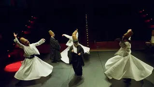  ??  ?? Le danze I dervisci rotanti Galata Mevlevi Ensemble nelle loro tuniche immacolate e gli antichi copricapi impegnati nel ballo rituale di origine orientale