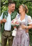  ?? Foto: Alica Lauria ?? Stephan Finkenzell­er, 40 Jahre alt, herzt seine Frau Steffi, 36.