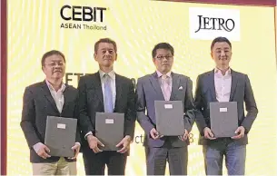  ??  ?? FROM LEFT Kampol Choksuntas­ut, chairman of IoT Associatio­n; Hiroki Mitsumata, president of Jetro Bangkok; Pun-arj Chairatana, executive director of the National Innovation Agency; and Thanawat Malabuppha, president of the Thai E-Commerce Associatio­n, celebrate signing a memorandum of understand­ing.