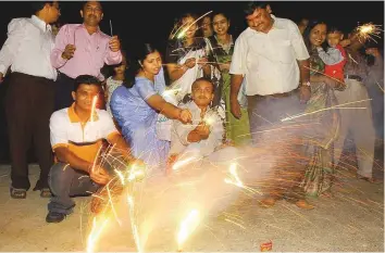  ?? Arshad Ali/Gulf News Archives ?? Indian expats celebrate Diwali at Dubai Creek near the British Embassy in Bur Dubai in the late 90s.