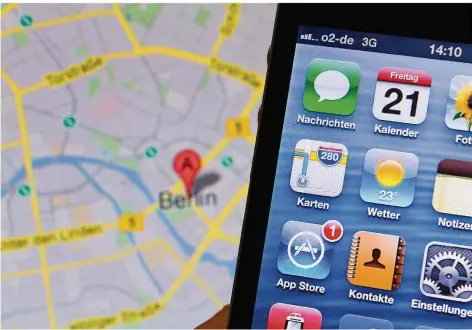  ?? FOTO: KLEINSCHMI­DT/DPA ?? Navigation­s- und Karten-Apps sind besonders beliebt bei Internetnu­tzern. Doch im World Wide Web gibt es noch weit mehr zu entdecken.