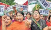  ?? PTI ?? ▪ Mahila Congress members raise slogans during a protest against the Muzaffarpu­r shelter home rape case, in Patna on Tuesday.