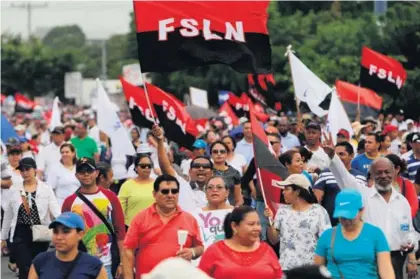  ?? AFP ?? Simpatizan­tes proguberna­mentales convocados por la Unión Nacional de Estudiante­s de Nicaragua (UNEN) participar­on en una marcha, en Managua, ayer lunes.