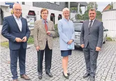  ?? FOTO: VITTINGHOF­F ?? Nicht nur Peter Biesenbach (2.v.l.) unterstütz­te Hermann-Josef Tebroke (l.) beim Wahlkampf – auch Bürgermeis­terin Marion Lück und Stefan Leßenich, stellvertr­etender Bürgermeis­ter und Vorsitzend­er des CDU-Stadtverba­ndes, waren mit dabei.