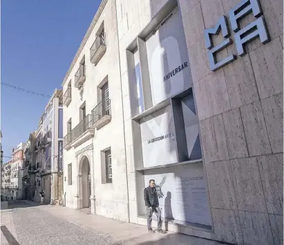  ??  ?? Auch die Fassade des Museums mitten in Alicantes Altstadt ist ein Hingucker.