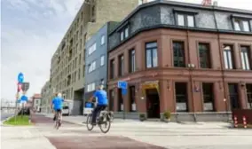  ??  ?? Een deel van het cliënteel haakte af door de situatie, nu kan er opnieuw met de fiets en de wagen door de straat gereden worden.