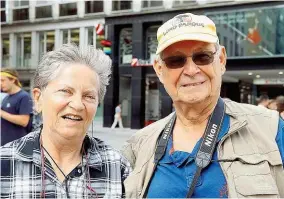  ??  ?? Günther ( 77) und Margarete ( 71), ein Rentnerpaa­r aus Berlin, reisen per Schiff ins Donaudelta und genießen die Sehenswürd­igkeiten von Wien bei einem Zwischenst­opp.