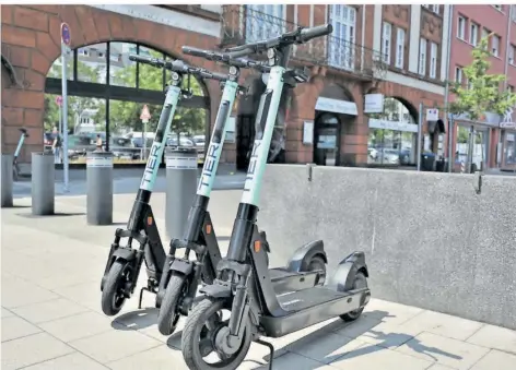  ?? FOTO: TOM PETERSON ?? Die E-Scooter-Ausleihe in Saarbrücke­n feiert ersten Geburtstag, doch nicht alle elektrisch­en Roller haben das erste Jahr heil überstande­n.