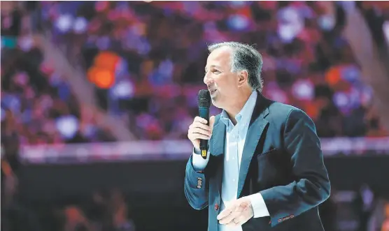  ?? ESPECIAL ?? El candidato de la coalición Todos por México respondió a los abucheos de algunas personas en el acto al que acudió en el estadio de las Chivas.