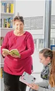  ?? Foto: Marek Hajduczek ?? Kümmern sich um das Bücher Tausch Regal im Bürgerhaus Ostend: Christine Otto (stehend) und Eva Maria Schaile (sitzend).