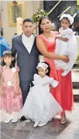  ?? ?? Moisés Arroyo y Blanca Hernández con sus hijas Blanca y Romina.