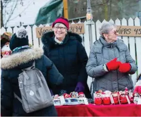  ??  ?? Agnes Gjellestad og Lisbeth Gundersen solgte julenisser.