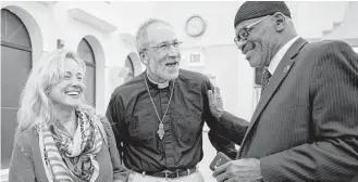  ?? Annie Mulligan ?? Susan Richter and Rev. Bill Richter of Good Shepherd Episcopal Church chat with Mustafaa Carroll last week at an event to remember victims of violence held at Baitus Samee Mosque.