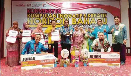  ??  ?? Pensyarah Kolej Komuniti Kepala Batas, Pulau Pinang dinobatkan sebagai juara keseluruha­n Konvensyen Kumpulan Inovatif dan Kreatif Horizon Baharu (KIKHB) Peringkat Kebangsaan Politeknik dan Kolej Komuniti 2019.