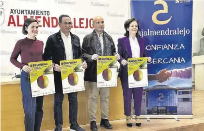  ?? R.M. ?? Presentaci­ón oficial de las actividade­s de Iberovinac con los patrocinad­ores Cajalmendr­alejo y Diputación de Badajoz.
