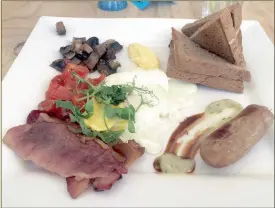  ?? PICTURE: VIWE NDONGENI ?? HEARTY: A full breakfast of eggs, bacon, sausage, mushroom and pan-seared roma tomatoes served with toast.