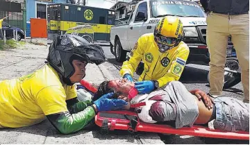  ??  ?? Simulacro. Comandos de Salvamento realizó un simulacro de atención a víctimas de percances de tránsito en el que participó personal de su unidad motorizada.